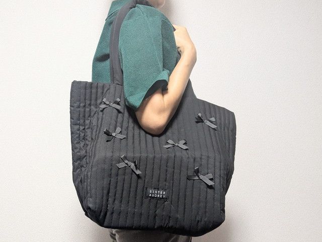 リボンキルティングバッグを持ったところ