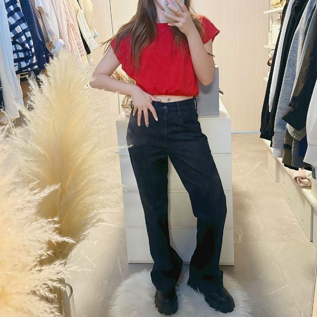 シューカットデニムパンツを着たコーデ