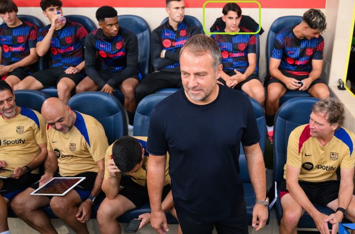 59歳のバルセロナ監督、16歳逸材に席を踏まれる…ベンチで足跡を発見
