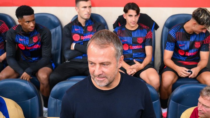 59歳のバルセロナ監督、16歳逸材に席を踏まれる…ベンチで足跡を発見