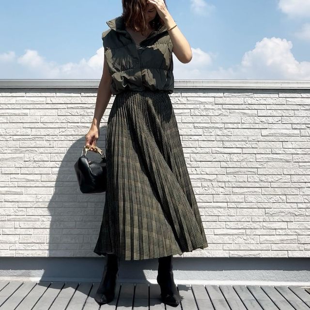 ダウンクロップドベストとチェック柄のスカートのコーデ