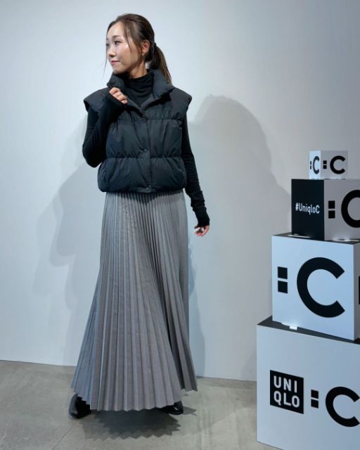ダウンクロップドベストとグレーのプリーツスカートのコーデ