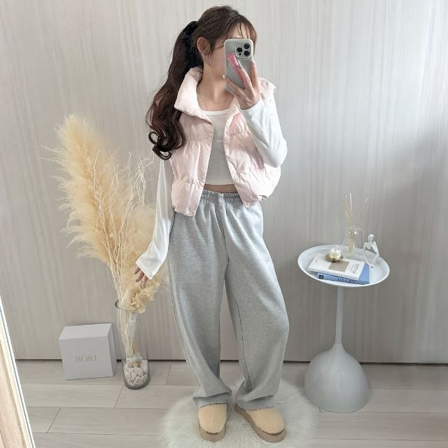 ダウンクロップドベストとスウェットパンツのコーデ