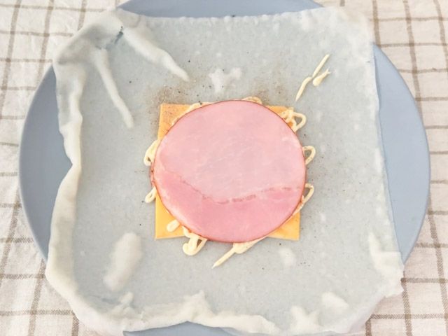 春巻きの皮に乗せたハム、スライスチーズなどの具材