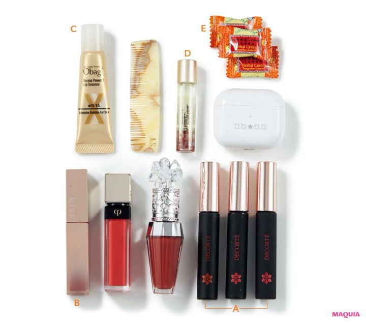 声優業界随一のコスメ好き、佐倉綾音さんのポーチの中身。コスメは大量に持ち歩く主義！_7