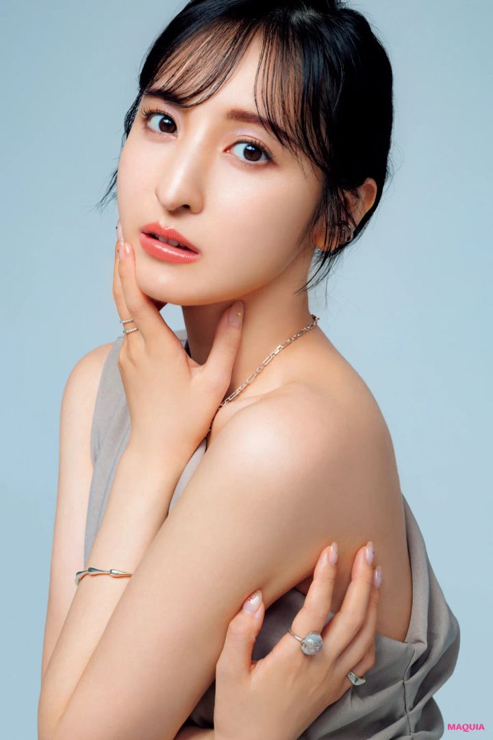 声優業界随一のコスメ好き、佐倉綾音さんのポーチの中身。コスメは大量に持ち歩く主義！_2