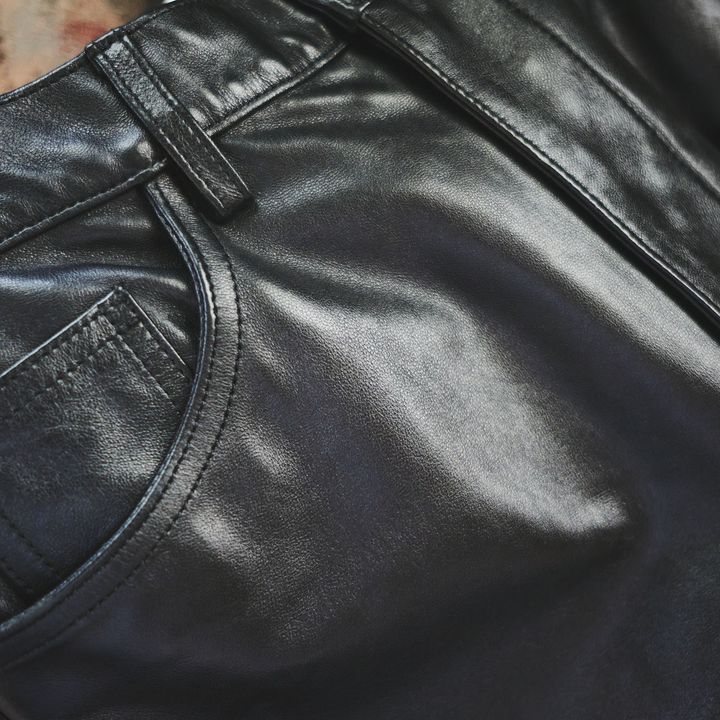 デニムパンツに代えて大人っぽく履きこなしたい、デニムデザインのレザーパンツ【マイスタンダードブック】