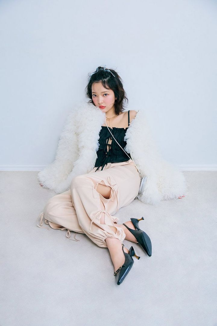 田中芽衣,ブルゾン,キャミソール,サテンジョガーパンツ,ストラップミュール,ネックレス,パンプス