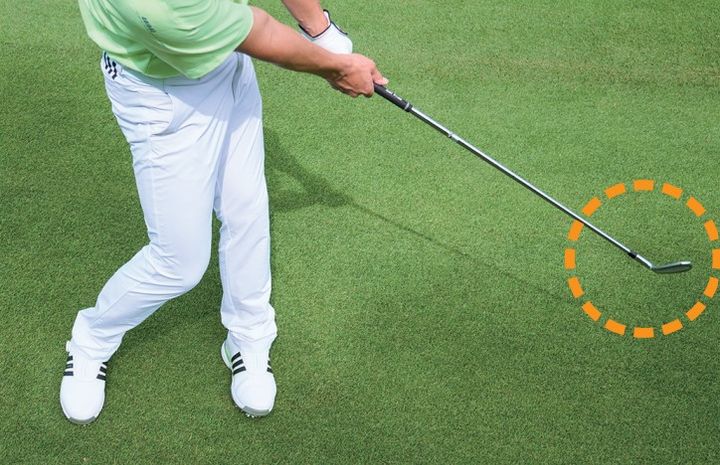 アイアンで“低くて強い球”を打つには？「フォローを低く出す」のがポイント