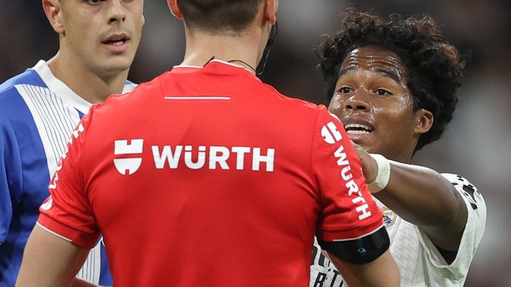 18歳神童エンドリッキ、相手の股間を膝蹴りするラフプレー…退場ならずでネット荒れる