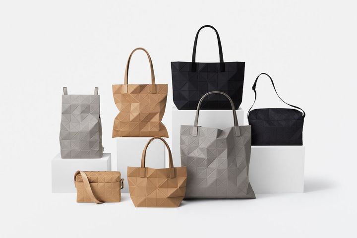 （左上から時計まわり）Backpack ¥77,000（H400×W230×D110）Tote bag ¥55,000（H340×W340）Tote bag（マチあり） ¥55,000（H230×W345×D115）Small Shoulder bag ¥55,000（H155×W240×D80）Large Tote bag （マチあり） ¥66,000（H230×W345×D115） Large Tote bag ¥66,000（H460 x W460）Shoulder bag ¥66,000（H195×W320×D80）カラー：GRAY, BEIGE, BLACK