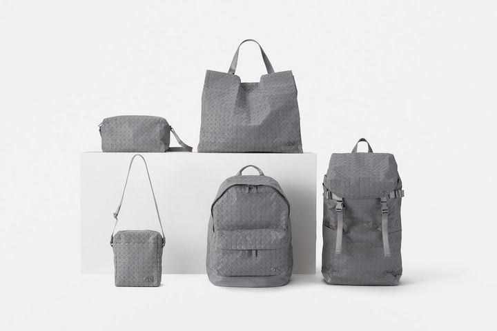 （左上から時計まわり）SADDLE BAG ONE-TONE_ ¥51,700（H145 x W255 x D110）CART ONE-TONE: ¥68,200（H360 x W435 x D145）VOYAGER ONE-TONE: ¥49,500（H200 x W160 x D65）DAYPACK ONE-TONE: ¥72,600（H430 x W340 x D180）HIKER ONE-TONE: ¥113,300（H510 x W300x D160） カラー：GRAY,KHAKI