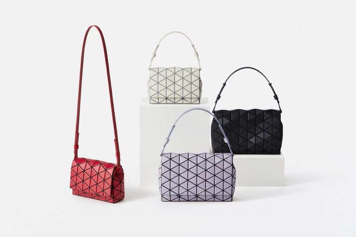 Hand bag ¥143,000（H175 × W270 × D70） Small Handbag ¥132,000（H140 x W200 x D70）カラー：RED, IVOLY, LIGHT LAVENDER, MATTEBLACK