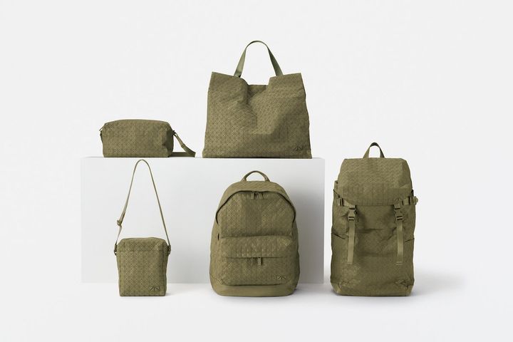 （左上から時計まわり）SADDLE BAG ONE-TONE_ ¥51,700（H145 x W255 x D110）CART ONE-TONE: ¥68,200（H360 x W435 x D145）VOYAGER ONE-TONE: ¥49,500（H200 x W160 x D65）DAYPACK ONE-TONE: ¥72,600（H430 x W340 x D180）HIKER ONE-TONE: ¥113,300（H510 x W300x D160） カラー：GRAY,KHAKI