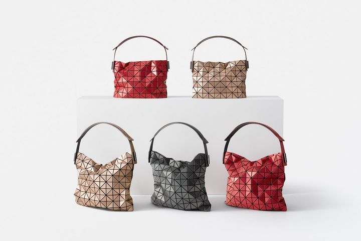 Handbag ¥68,200（H275×W335×D55）Small Handbag ¥57,200（H193×W275×D55）カラー：LIGHT BROWN, RED, GUNMETAL