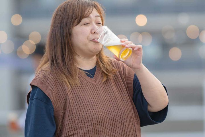 おいしそうにお酒を飲む女性