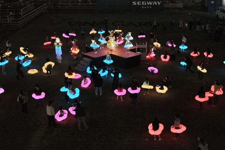 《花のロンド》2018年 撮影：村上美都