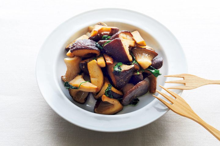 香り高く素材の旨味が際立った“ミックスきのこの塩炒め”