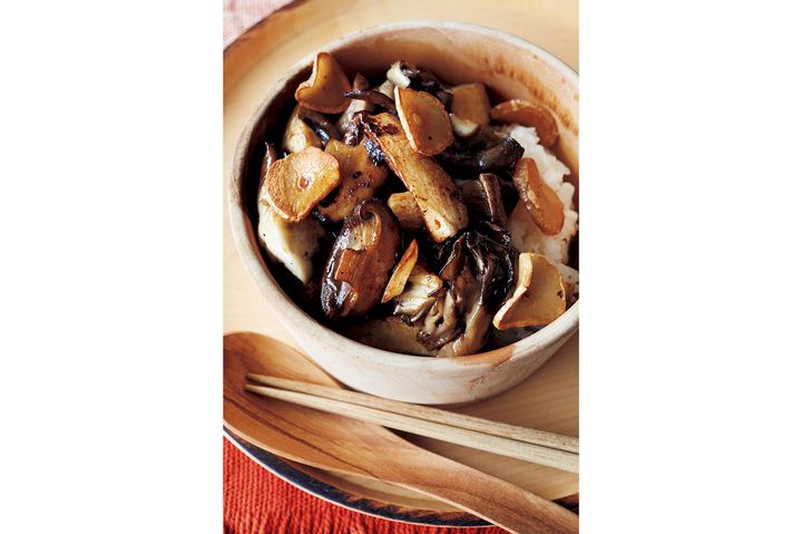 バターとにんにくの香りに酔いしれる“いろいろきのこ丼”