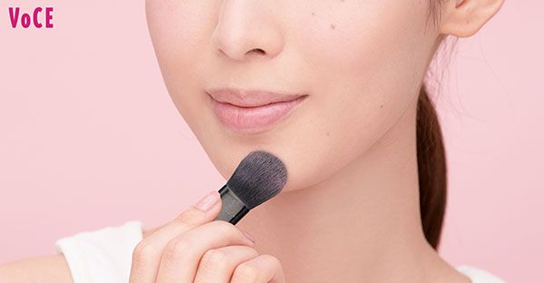 あご先にもチークを入れる／白石聖さん