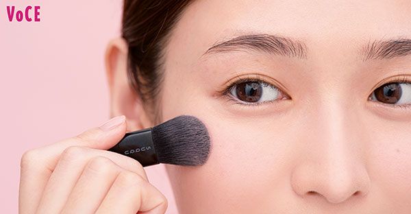 頬にチークを丸く入れる／白石聖さん