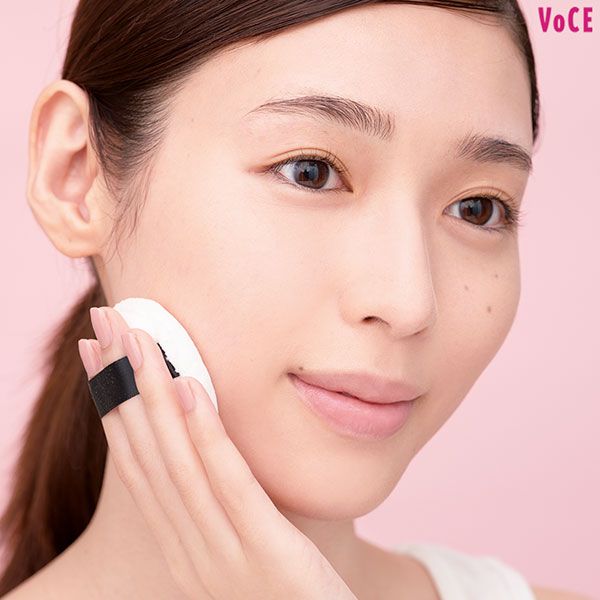 パウダーは外側から自然なグラデに／白石聖さん