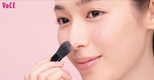 鼻先にもチークを入れる／白石聖さん