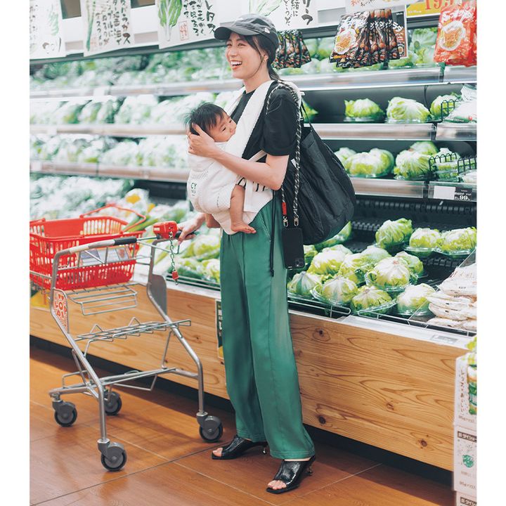 美しいグリーンが目を引くサテンのゆるパンツに黒Tシャツを合わせてカジュアルダウン