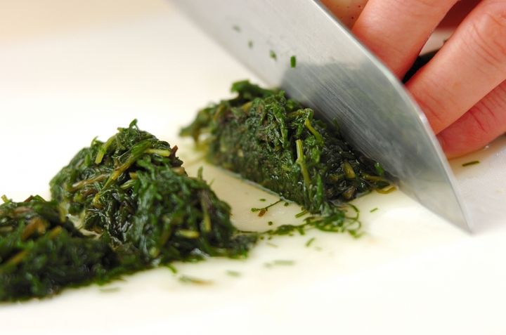 オカヒジキとワカメのポン酢和えの下準備1