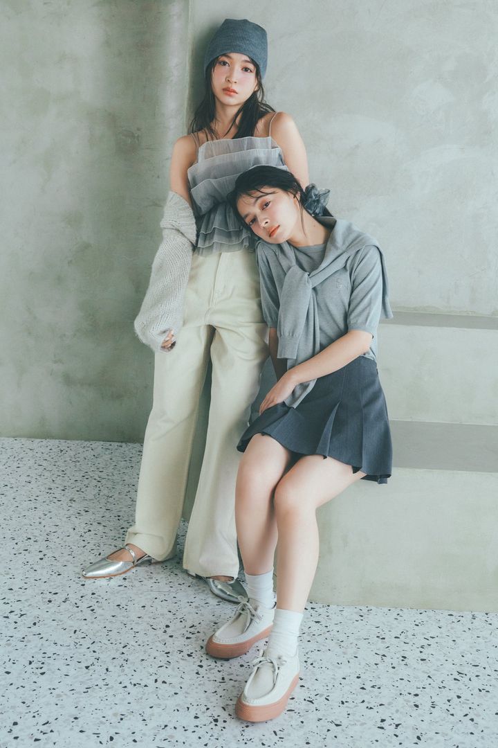 スナイデルコーディネート⑤＆⑥上國料萌衣さんと上西星来さんが トレンドカラー・グレーの カーディガンでグランジ甘めな着こなし