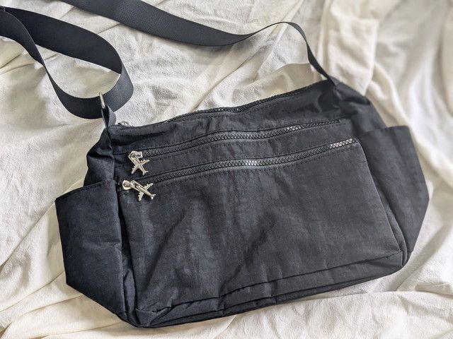 旅行に役立つ8ポケットショルダーバッグ