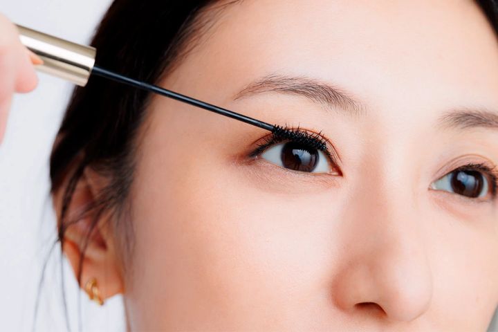 40代 アイメイク 若見えメイクマスカラを塗る