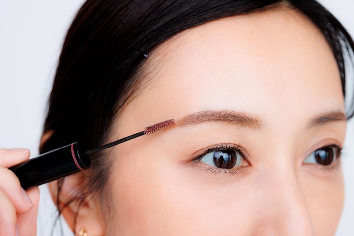 40代 アイメイク 若見えメイクアイブロウマスカラでムラを整える