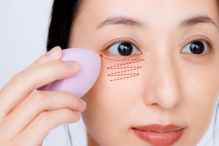 40代 アイメイク 若見えメイク目の下のシワやたるみクッションファンデでうるおいアップ