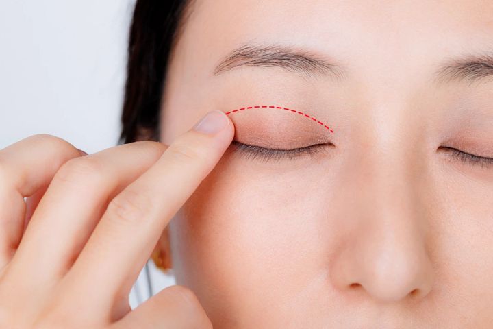 40代 アイメイク 若見えメイク好きな色のアイシャドウを重ねる