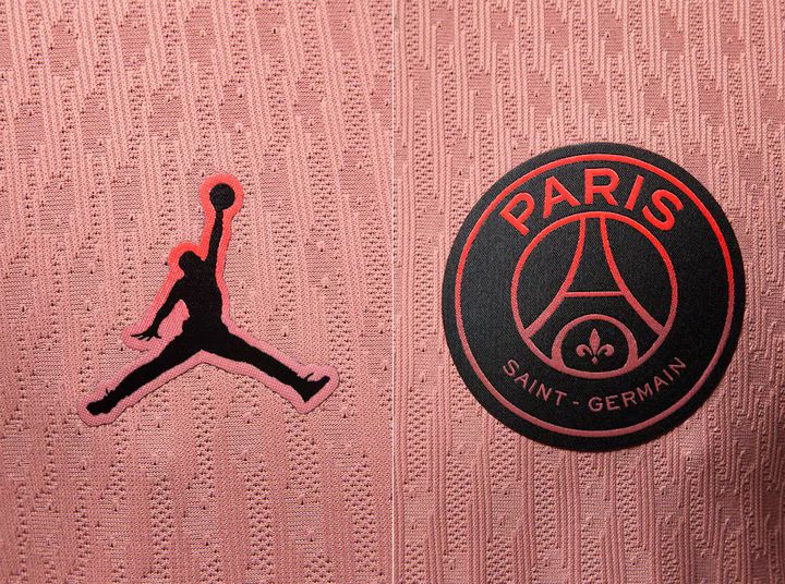パリ・サンジェルマン、“ジョーダン”とコラボの新ユニフォームを発表！異色のピンクで「バラ色の人生」を表現