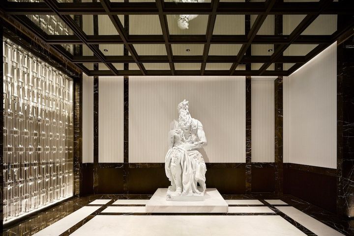 ニューヨークを拠点に活躍するアーティスト、ダニエル・アーシャムの彫像がゲストを迎える。