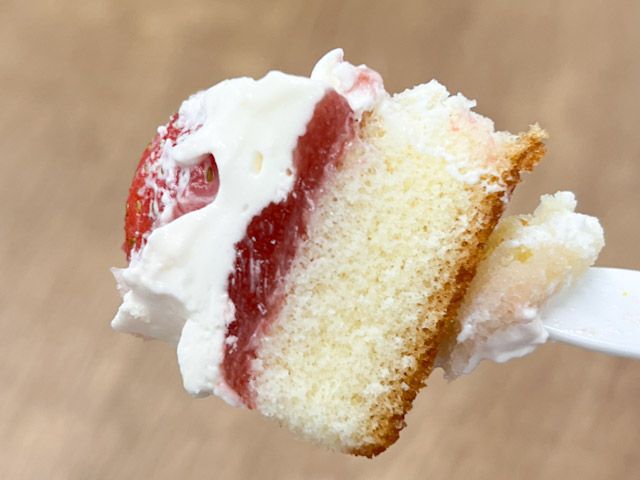 フォークに乗せた「ショートケーキ12の花物語 あまおう苺のフラワーケーキ」