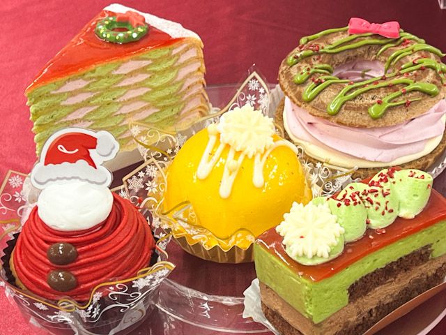 お皿に盛られた「カットケーキ各種」