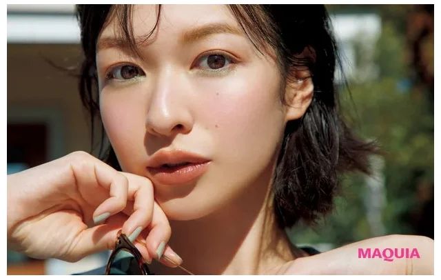 「オンブル エサンシエル」を使ったおすすめメイクのやり方_シャネル オンブル エサンシエル 222を使ったメイク①