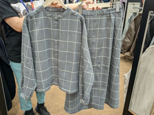 撥水バッグギャザーシャツと撥水フレアスカートを持っている