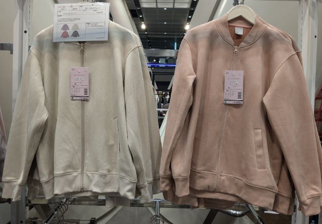 ベージュとピンクのスエードライクブルゾン