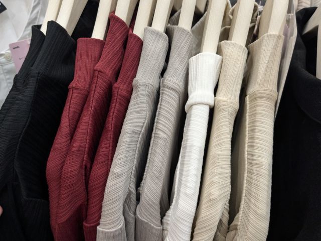 ラックにかけられたランダムリブ長袖シャツ