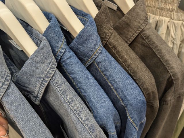 ラックにかけられたエフォートレスショートシャツ