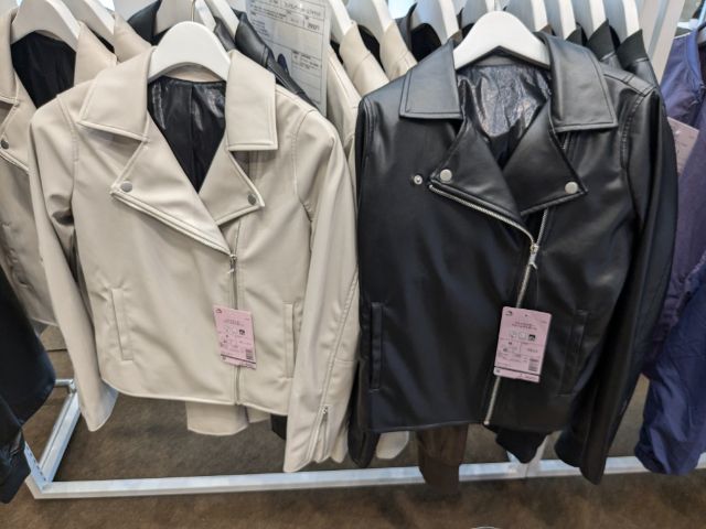 ホワイトとブラックのフェイクレザーウォームジャケット