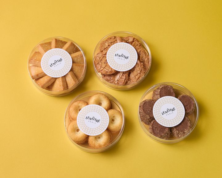 左上から時計回りに「サブレシトロン」「トゥイーユダマンド」「ディアマンショコラ」「ビスキュイサヴァラン」各¥864。※店舗限定販売。花びらのように並べられたパッケージがキュート。