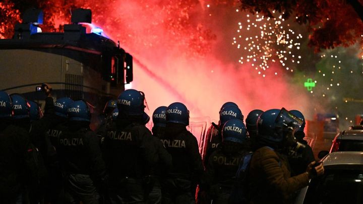 ジェノヴァダービーはピッチ外で負傷者続出！武装したサポーターは機動隊を攻撃