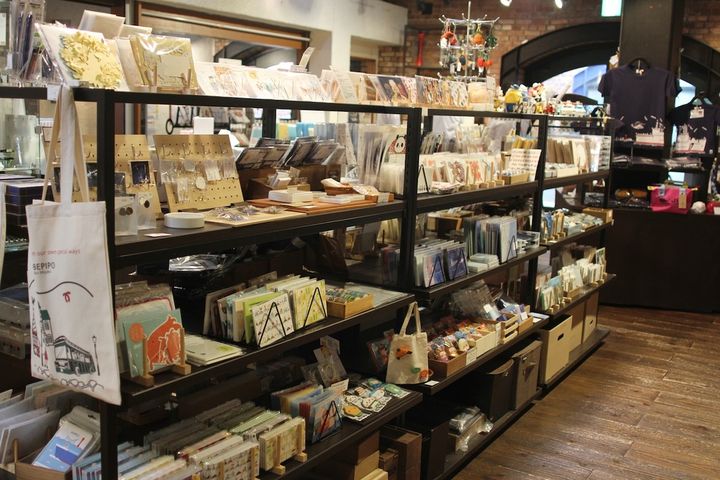 筆記用具やレターセット、絵葉書など眺めているだけでも楽しい店内