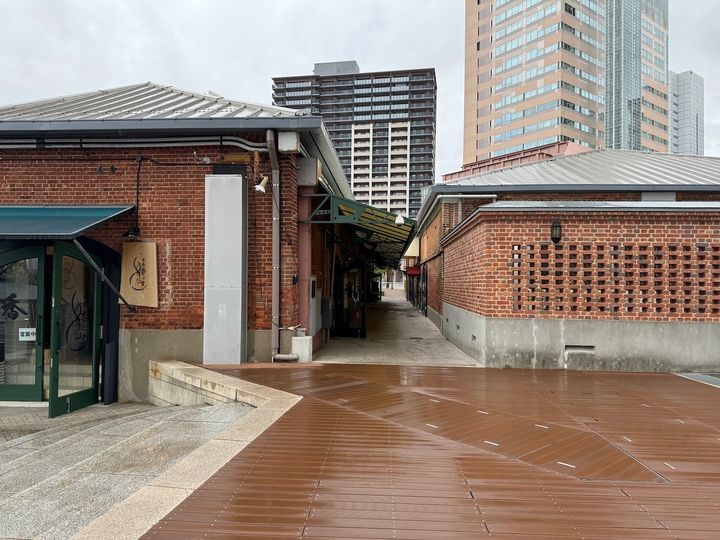 お店の入り口は2棟の赤煉瓦倉庫の間の通路の中央付近