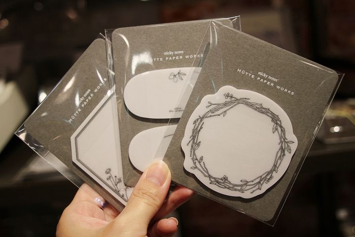 トレーシングペーパーの付箋「Diecut sticky notes」各590円